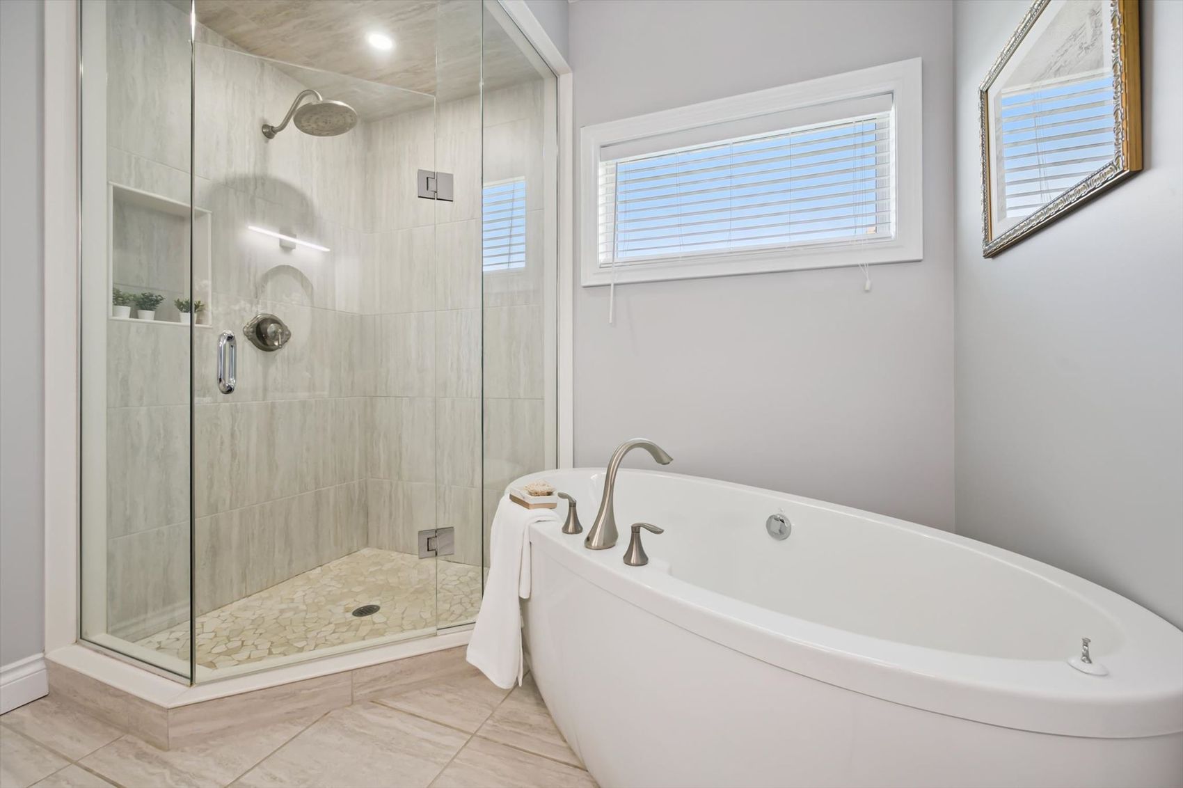 Ensuite — Shower & Tub — 23 Old Ruby Lane