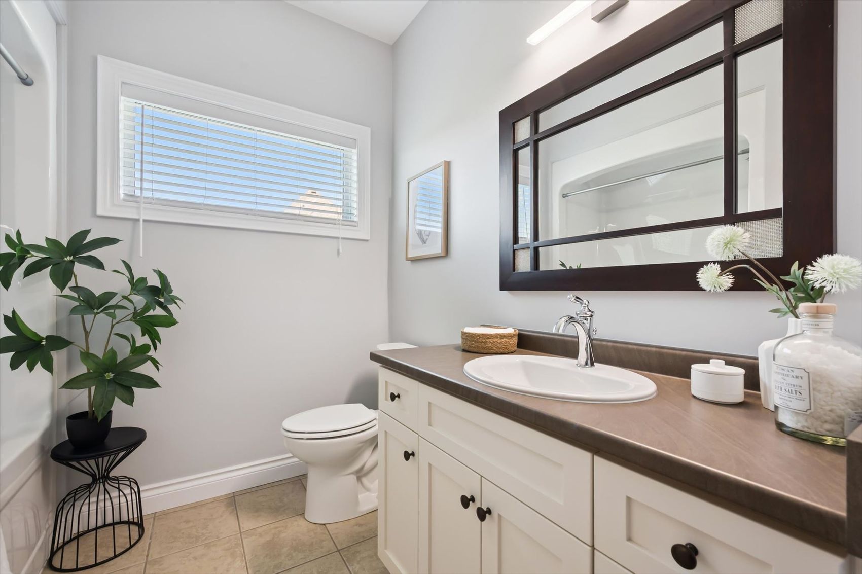 Full Bathroom — 23 Old Ruby Lane